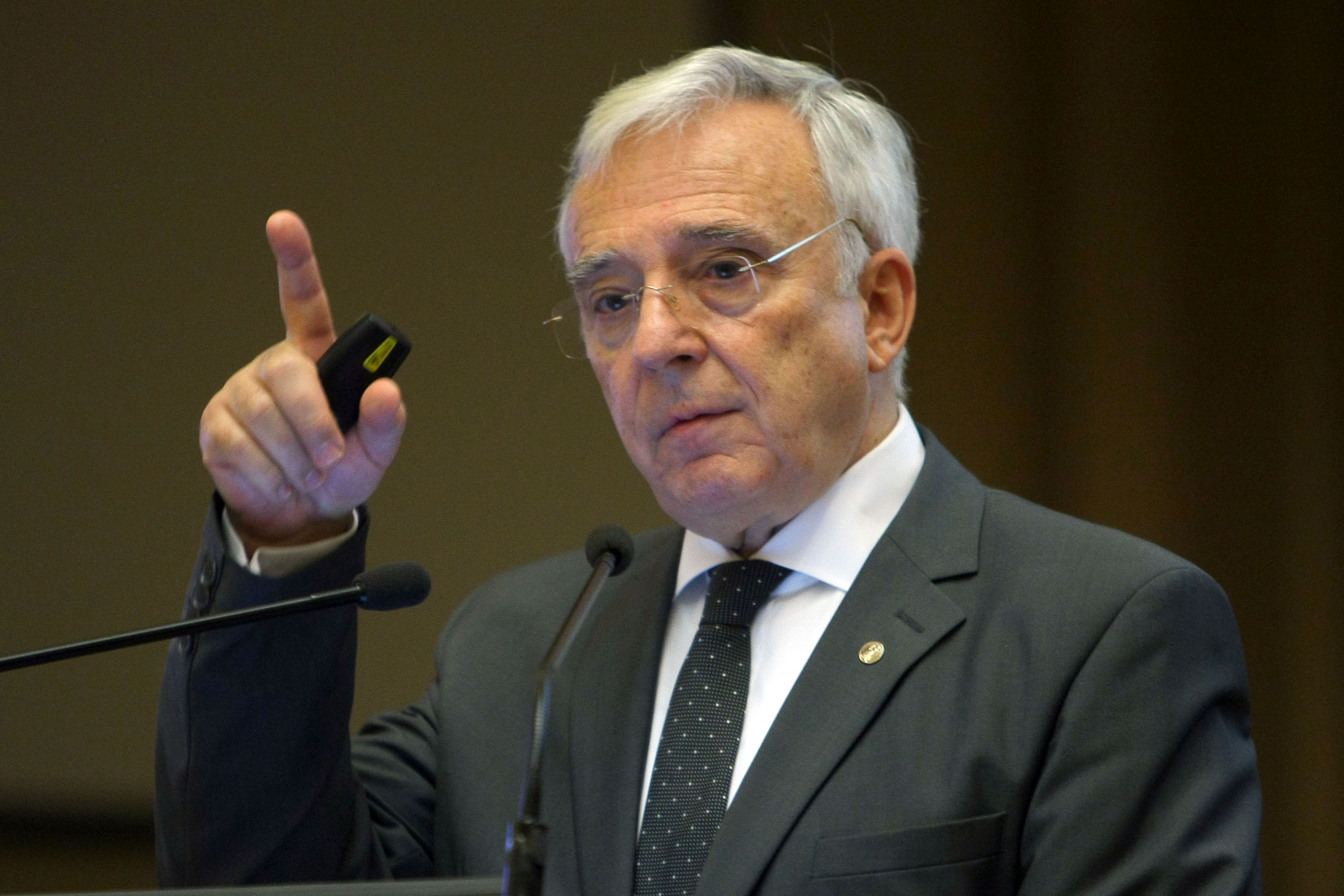 Mugur Isărescu le cere politicienilor să tacă în public: Vorbele pot costa scump România