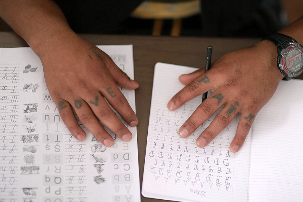 Tâlhari, violatori, hoți și contrabandiști învață alfabetul după gratii