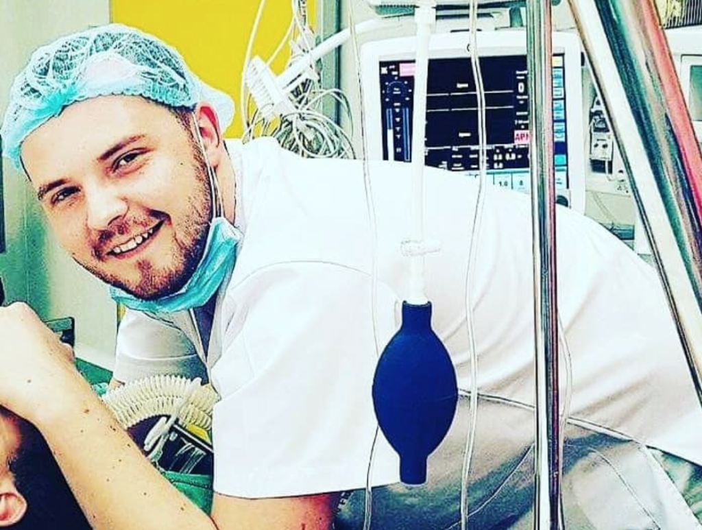 Viitor medic: ”Ne-ați pus sub preșul birourilor dumneavoastră, fiind călcați în picioare de toți cei care intră sau ies pe ușa viitorului”