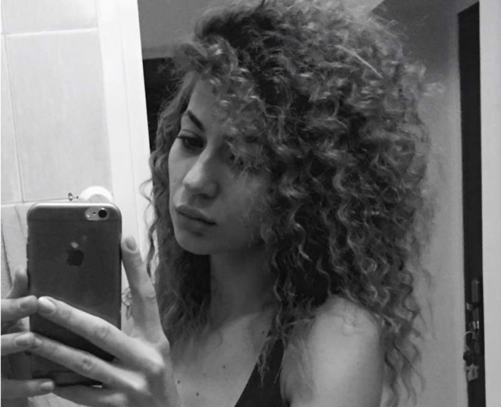 Misterul morții femeii găsite pe stradă se adâncește. Ce au descoperit anchetatorii