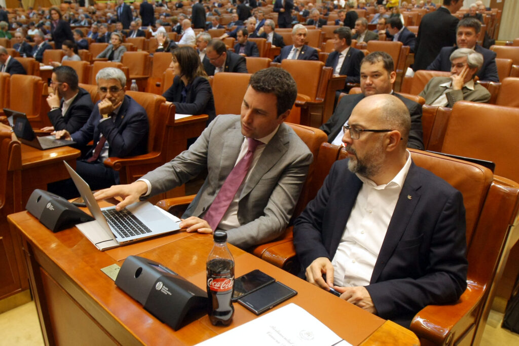 Mai puține sinecuri. Nu se desființează, dar măcar se comasează