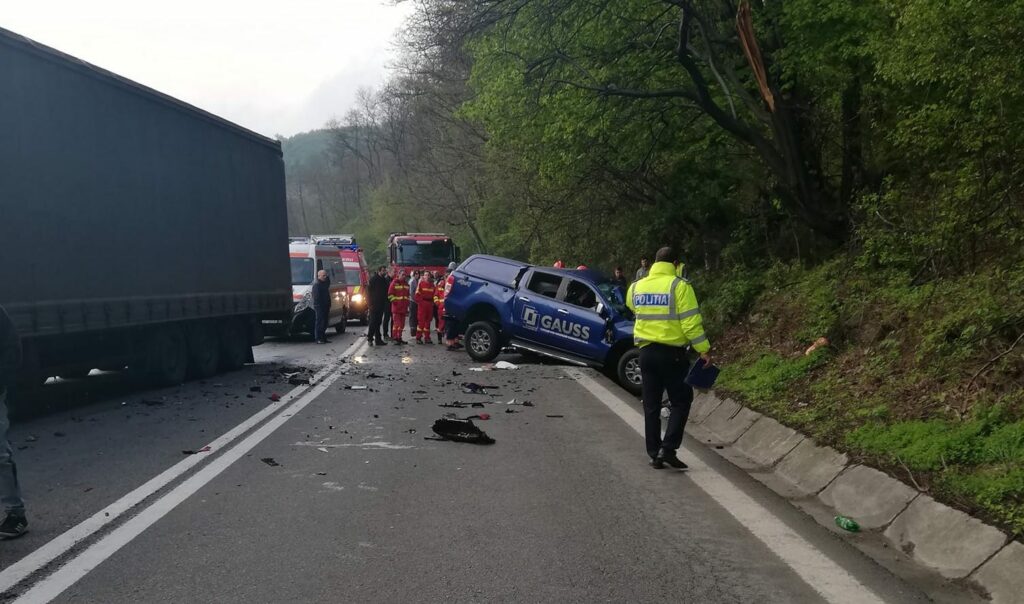 Grav accident pe Valea Oltului, cu cinci victime! Trafic oprit