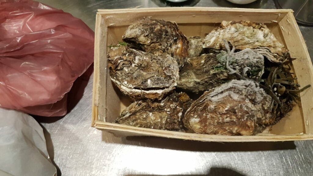 Peste 500 de kilograme de mâncare stricată găsită de Protecția Consumatorului într-un mall din Capitală