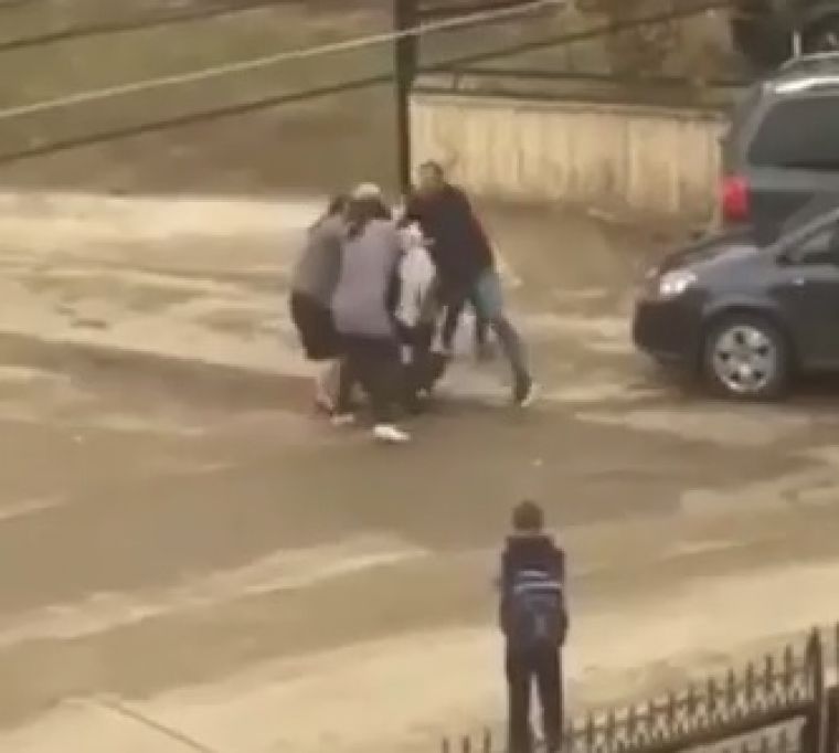 Două femei, bătaie ca în vestul sălbatic, în fața unei școli. Au rămas șocați