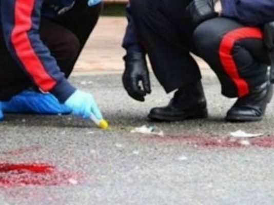 A vrut să treacă peste ea cu mașina. O româncă din Italia, atacată de o soție geloasă!