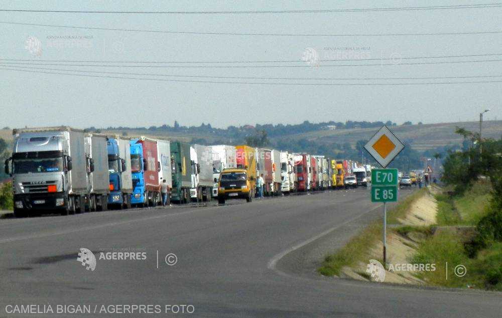 Calvar pentru șoferii care ies din țară. Zeci de tiruri blochează vama