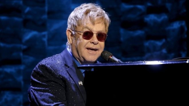 Sir Elton John, cărat de asistenți de pe scenă. Momente teribile în viața legendei