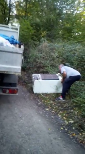 Pădurile țării au devenit gropi de gunoi. Cei prinși în fapt riscă amenzi de mii de lei