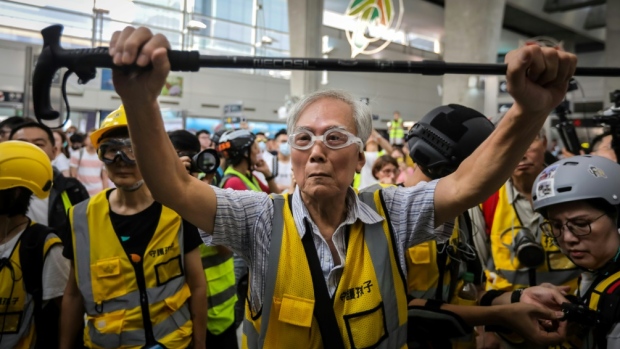 Loviți-ne pe noi, dar nu dați în copii! Un preot uimește lumea. Exemplu de autosacrificiu extrem