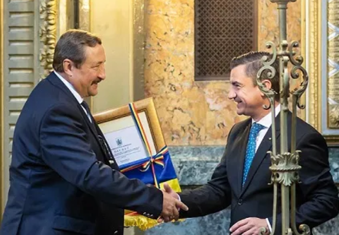 Prin ce trece un primar ca ajungă „doctor”. S-a „modificat legea” pentru interesele sale