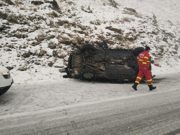 Accident cumplit pe Transfăgărășan. Patru turişti au picat cu maşina într-o râpă