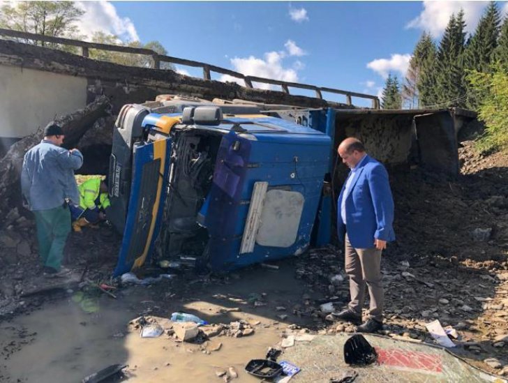 Se prăbușesc podurile în România. Un tânăr a scăpat la limită dintr-o tragedie