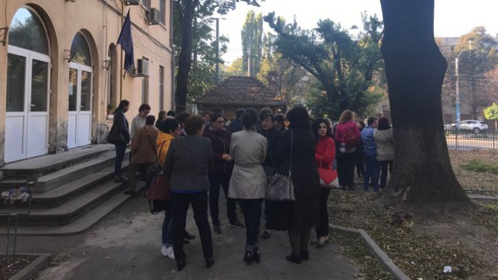 Protest la Spitalul Filantropia, zeci de medici și asistenți în stradă
