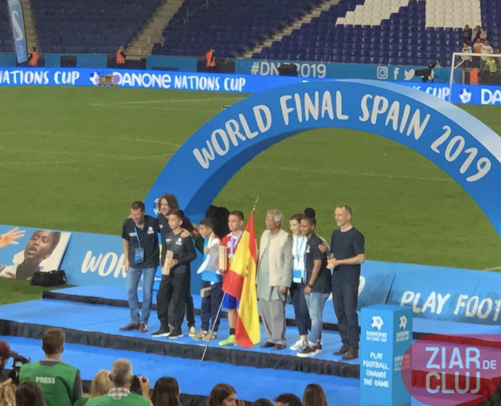 Un puști din România, cel mai bun fotbalist al lumii! Premiat de o legendă a Barcelonei!