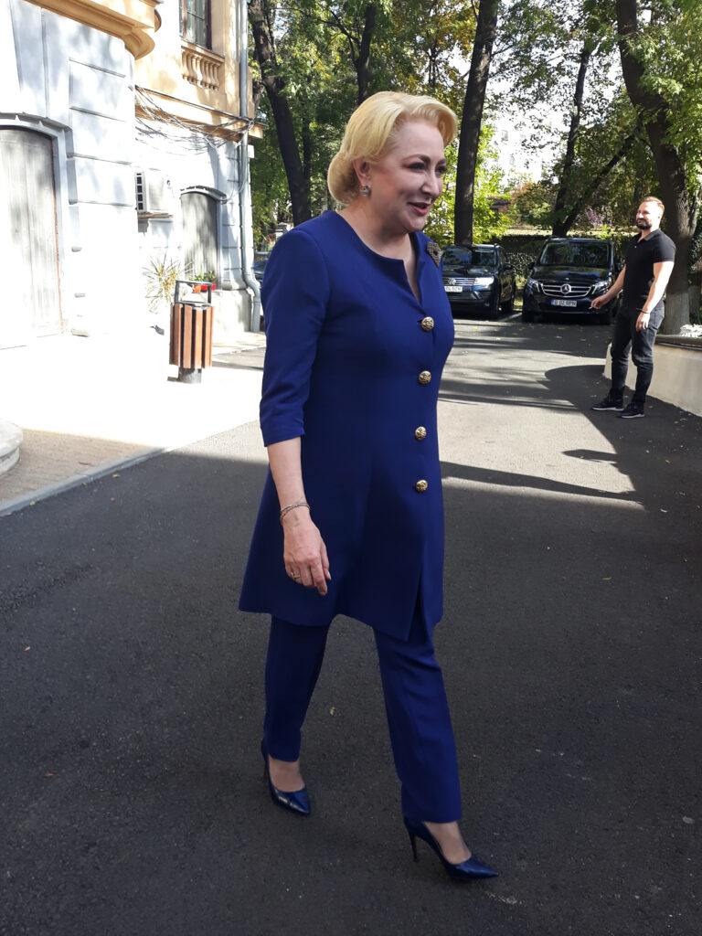 Pentru că are de înfruntat șapte bărbați plus unul, Dăncilă și-a pus rochia-n cui și și-a tras nădragii pe ea