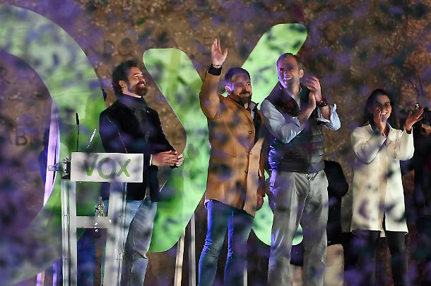 Suveraniştii iau cu asalt Europa! VOX e de neoprit