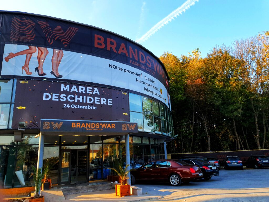 1 Decembrie, ziua românilor care vor să se îmbrace cu branduri mari, la preţuri mici