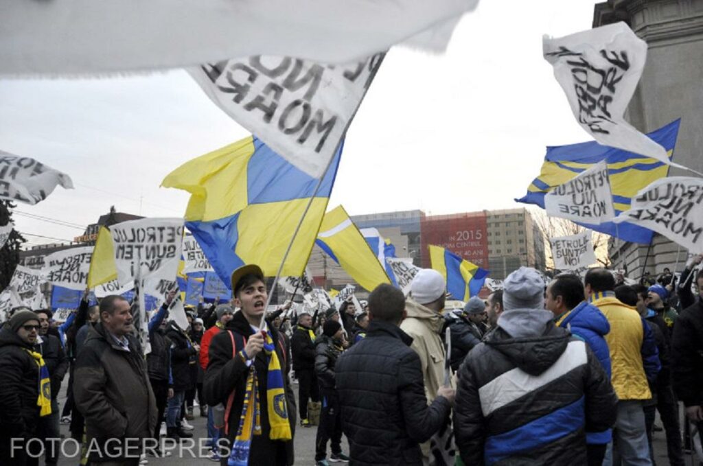 Bătaie, în centrul Ploieștiului, între suporterii Petrolul și ai ASU Poli Timișoara