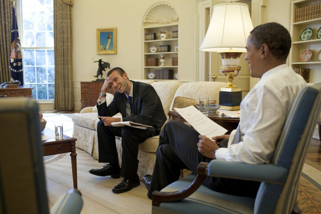 Complotul online e gata: Ce pregătesc strategii lui Obama pentru a-l sabota pe Trump. Milioanele de dolari curg