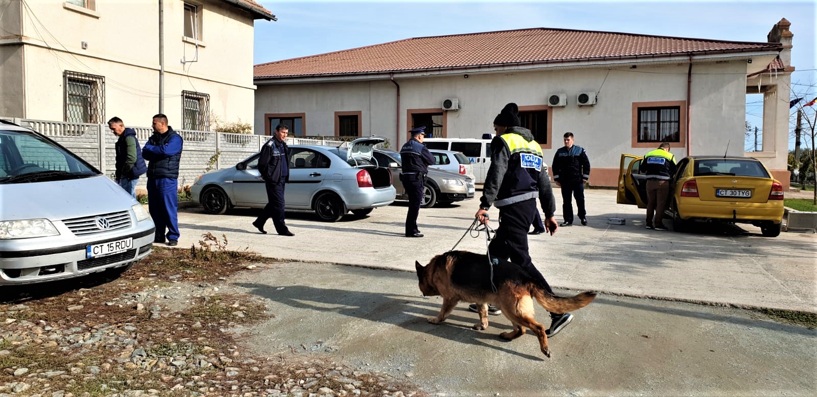Politie, razie cu câini. sursa: Facebook