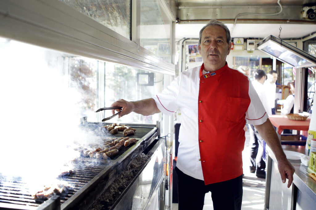 Să-i mâncăm cu sare grunjoasă sau cu muștar? Aceasta-i întrebarea. Legenda mititeilor bulgărești de la Brănești