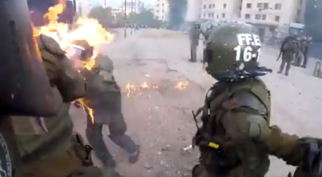 Stare de urgență în stradă! O polițistă, incendiată cu cocktail Molotov [VIDEO]