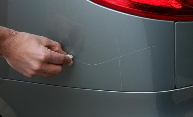 Situație atipică în România! Cinci luni de închisoare pentru că a zgâriat o mașină