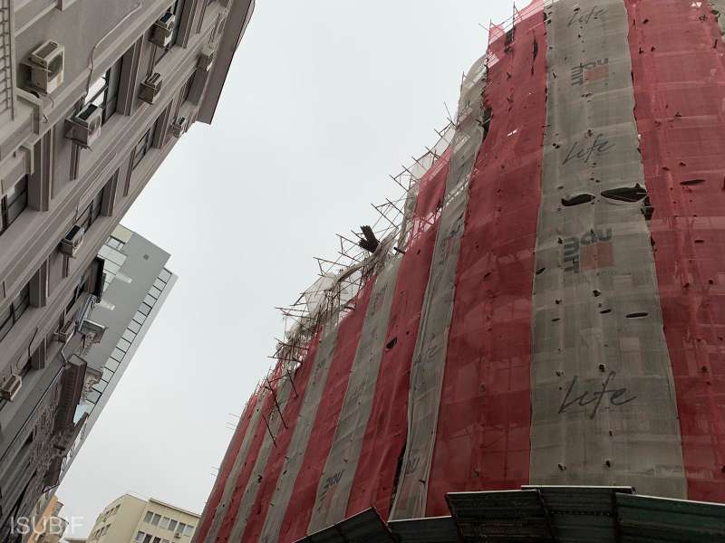 Panică în Capitală! Vântul face ravagii. Schelă doborâtă peste mașini