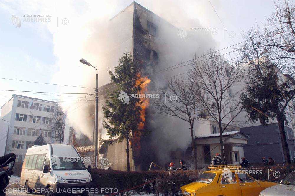 Alertă la Bistriţa. Incendiu puternic la un bloc de locuit. Zeci de persoane au fost evacuate