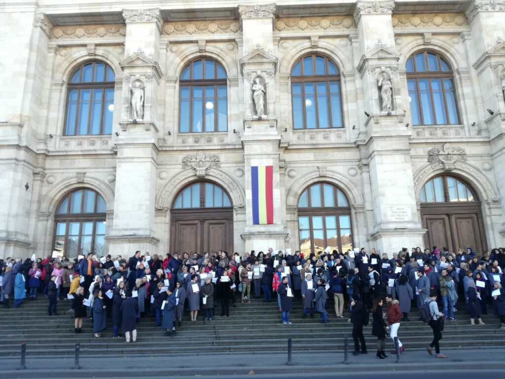 Grefierii și judecătorii blochează instanțele. Sunt nemulțumiți de pierderea pensiilor speciale