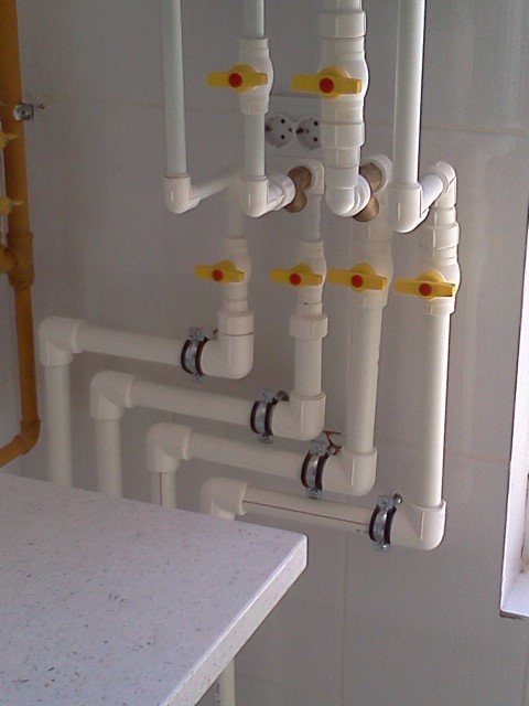 Când vecinul taie țevile de apă caldă, brancardierul se spală la lighean