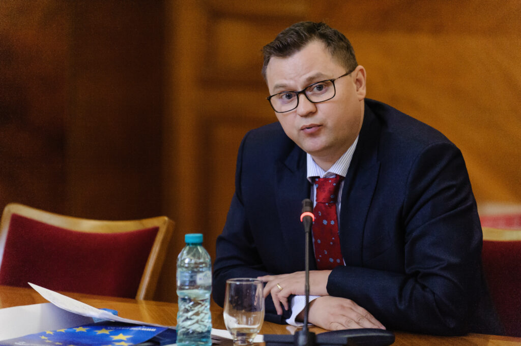 Procurorul DNA șantajat de colegi cere eliberarea din funcție. Cătălin Marius Vartic a fost șantajat ca să îl execute pe judecătorul CCR Toni Greblă