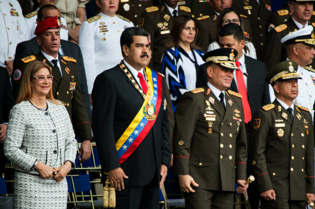 Nicolas Maduro începe un al treilea mandat contestat într-o Venezuelă divizată
