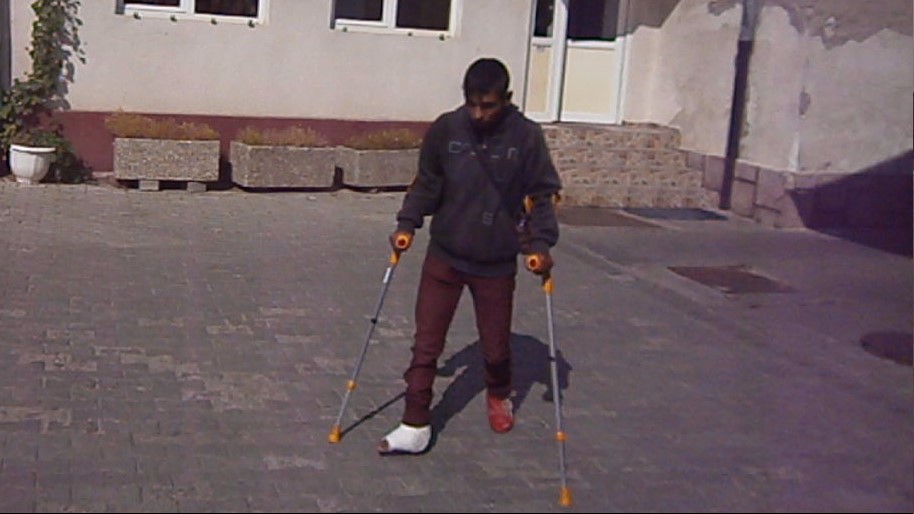 S-a ștrangulat cu cablul de la TV pentru că sătenii râdeau de el că e șchiop