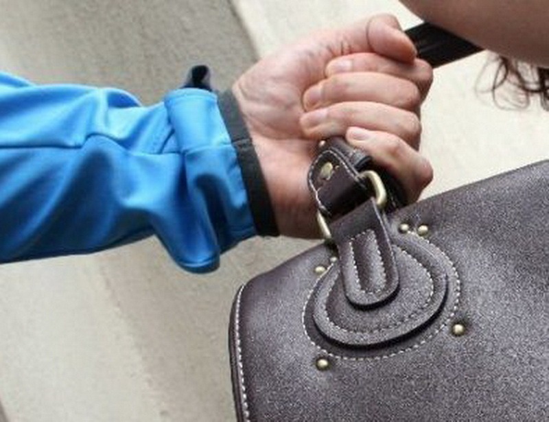 Tâlhar pus pe burtă de doi cetățeni după ce a jefuit două femei