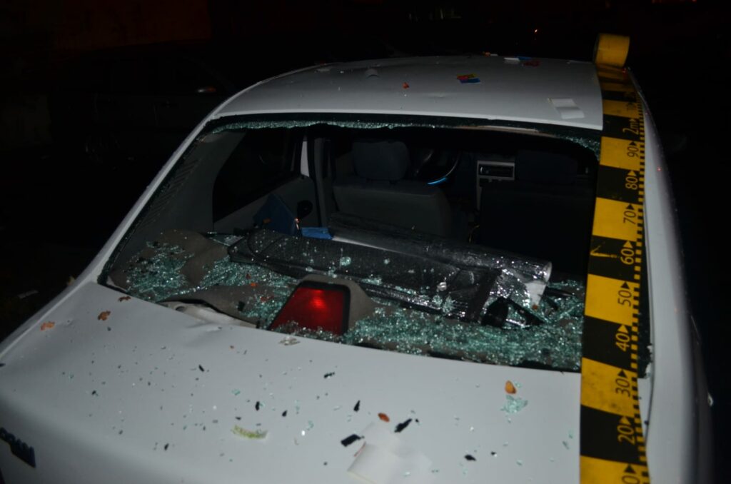 Arad. Un bărbat a distrus cu ganterele, șapte mașini, una după alta