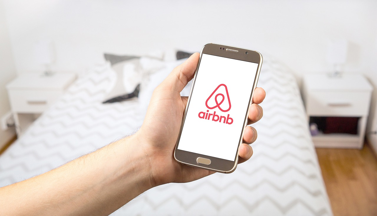 Reguli noi pentru Airbnb și Booking. Ce obligații au proprietarii din România