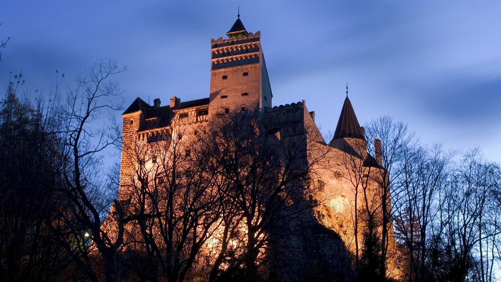 Un turist a murit la Castelul Bran. Abia sărbătorise Halloween-ul