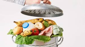 Românii cumpără multă mâncare, iar apoi o aruncă la gunoi