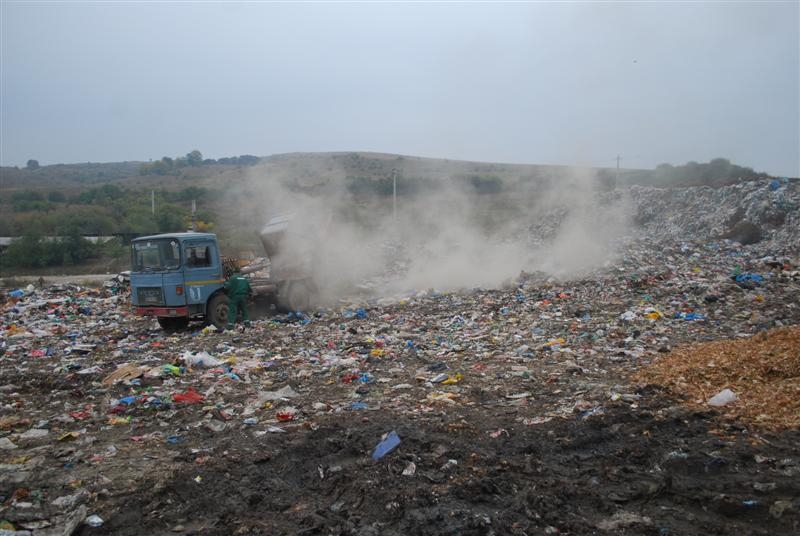 8 copii își vor petrece Crăciunul în groapa de gunoi. Realități ascunse.