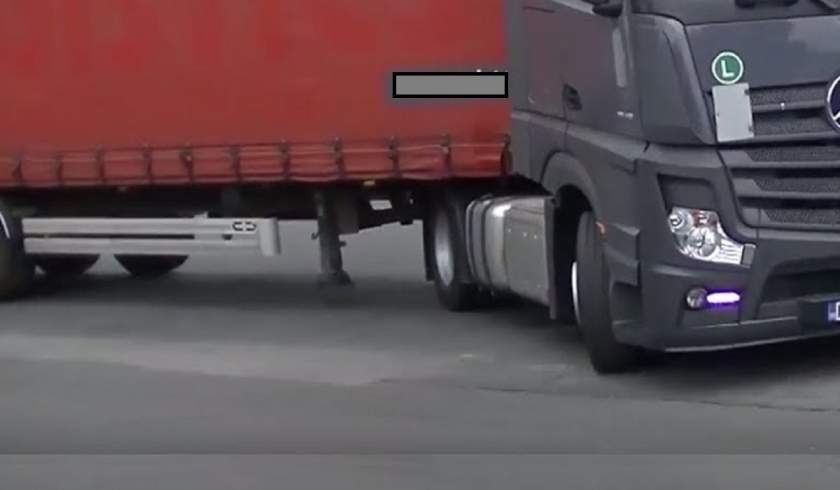 S-a aruncat în fața TIR-ului. Cum a fost posibil să supraviețuiască