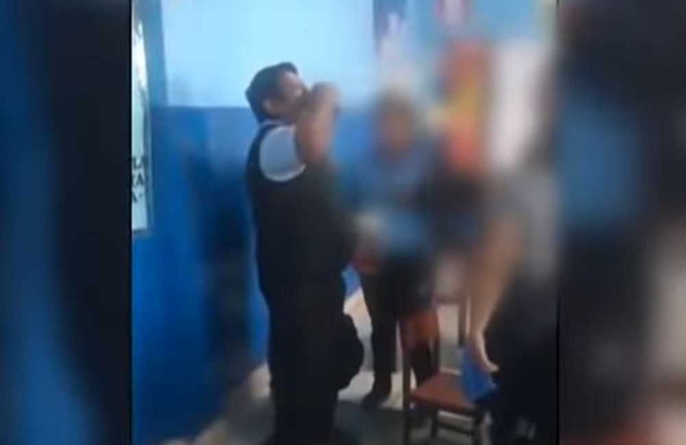 Profu’, cu sticla la gură în fața clasei! VIDEO cu elevi îndemnați să bea