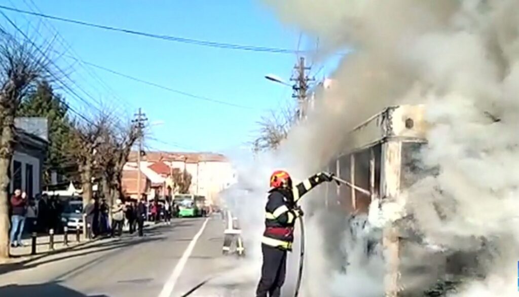 Alertă la Craiova. Autobuz în flăcări. Focul s-a exins și la două case