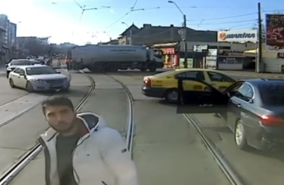 Tramvai vs BMW. Surpriză totală! Cine este șoferul mașinii