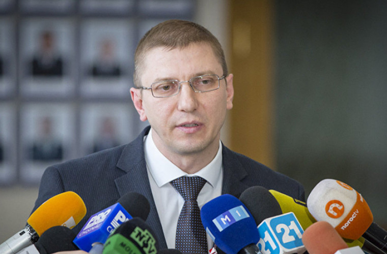 Chişinăul fierbe. Şeful Procuraturii Anticorupție, reţinut în izolatorul Poliției