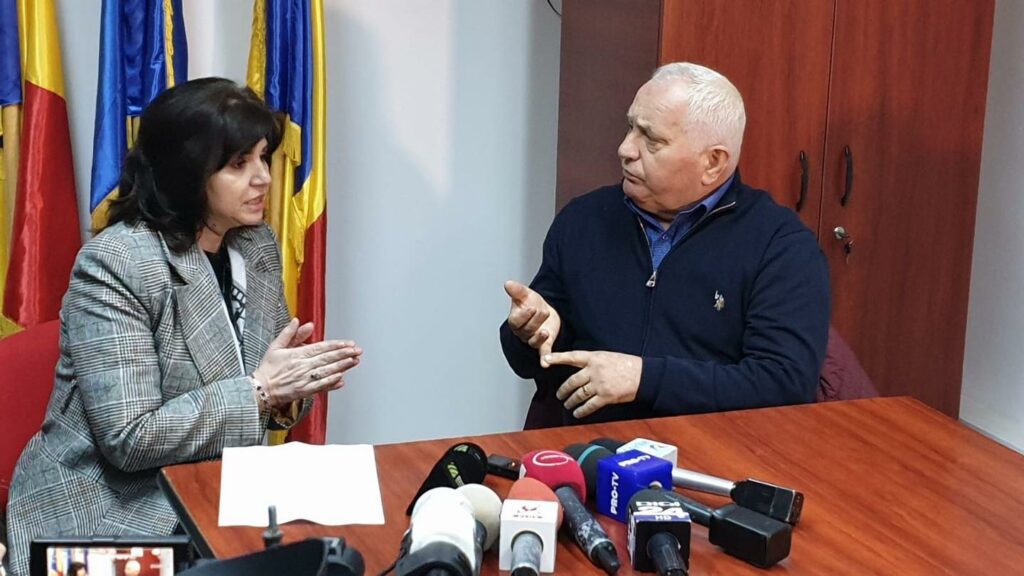 Școli cu closetul în curte. Guvernul a dat bani, primarii n-au construit, acuză ministrul