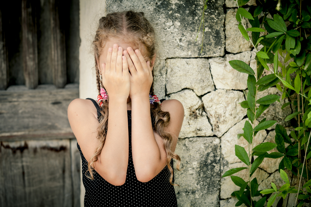 Iadul prin care au trecut două minore. DIICOT a descins la casa ororilor. Detalii șocante