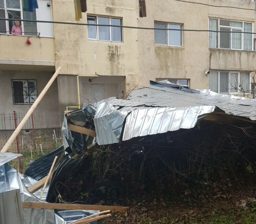 Constanța. Cod galben de vânt puternic. Acoperișul unui bloc, smult de furtună