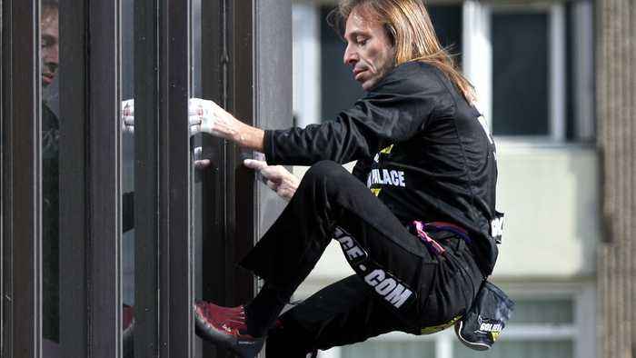 Omul păianjen se cățără la Paris, pentru pensiile francezilor„ că să-l enerveze pe Macron