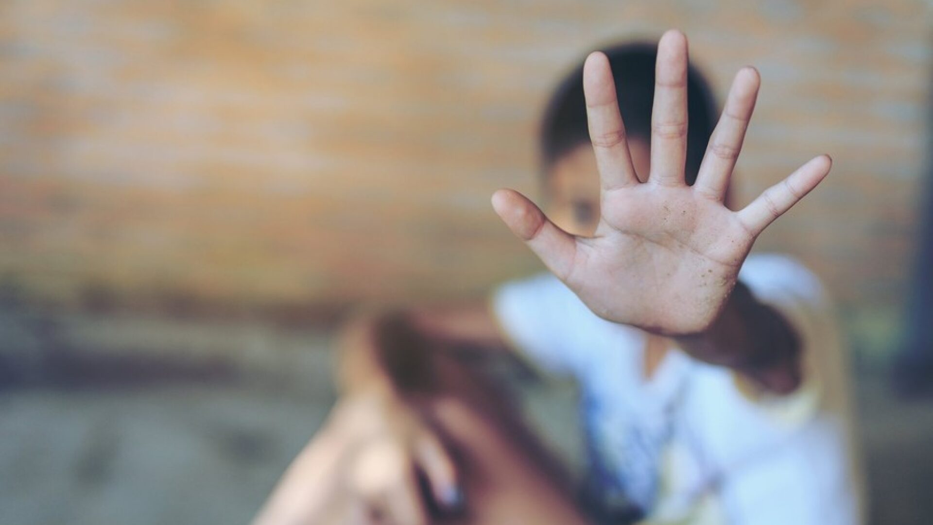 Doi copii din Constanța și-au reclamat părinții pentru violență. Tatăl, reținut de polițiști